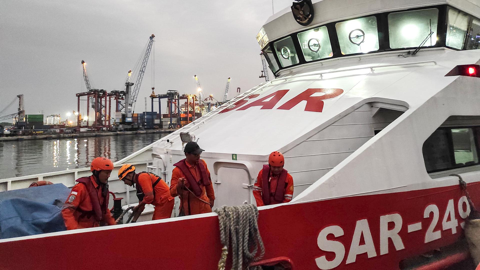 Jakarta: Mitglieder von Such- und Rettungsteams brechen vom Hafen Tanjung Perak in Surabaya zu einem Such- und Rettungseinsatz auf. 