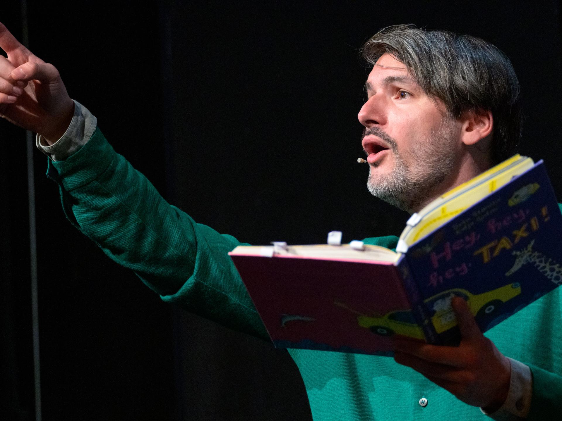 Schriftsteller Saša Stanišić erzählt während der Preisverleihung eine Geschichte aus seinem Kinderbuch. 