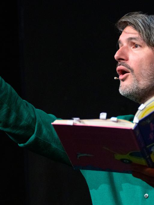 Schriftsteller Saša Stanišić erzählt während der Preisverleihung eine Geschichte aus seinem Kinderbuch. Schriftsteller Saša Stanišić erzählt während der Preisverleihung eine Geschichte aus seinem Kinderbuch.