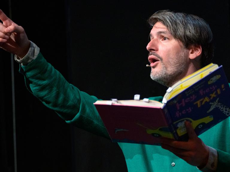 Schriftsteller Saša Stanišić erzählt während der Preisverleihung eine Geschichte aus seinem Kinderbuch. Schriftsteller Saša Stanišić erzählt während der Preisverleihung eine Geschichte aus seinem Kinderbuch.