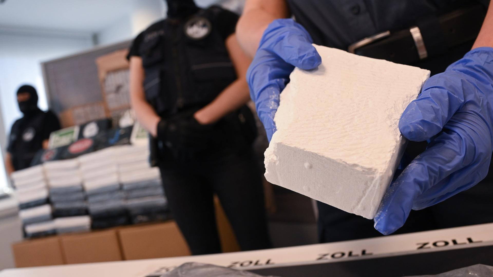 Sichergestelltes hochreines Kokain wird auf der Jahres-Pressekonferenz von Hauptzollamt und Zollfahndungsamt Frankfurt am Main am Flughafen präsentiert.