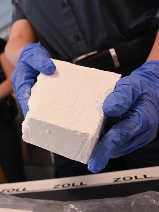 Sichergestelltes hochreines Kokain wird auf der Jahres-Pressekonferenz von Hauptzollamt und Zollfahndungsamt Frankfurt am Main am Flughafen präsentiert.