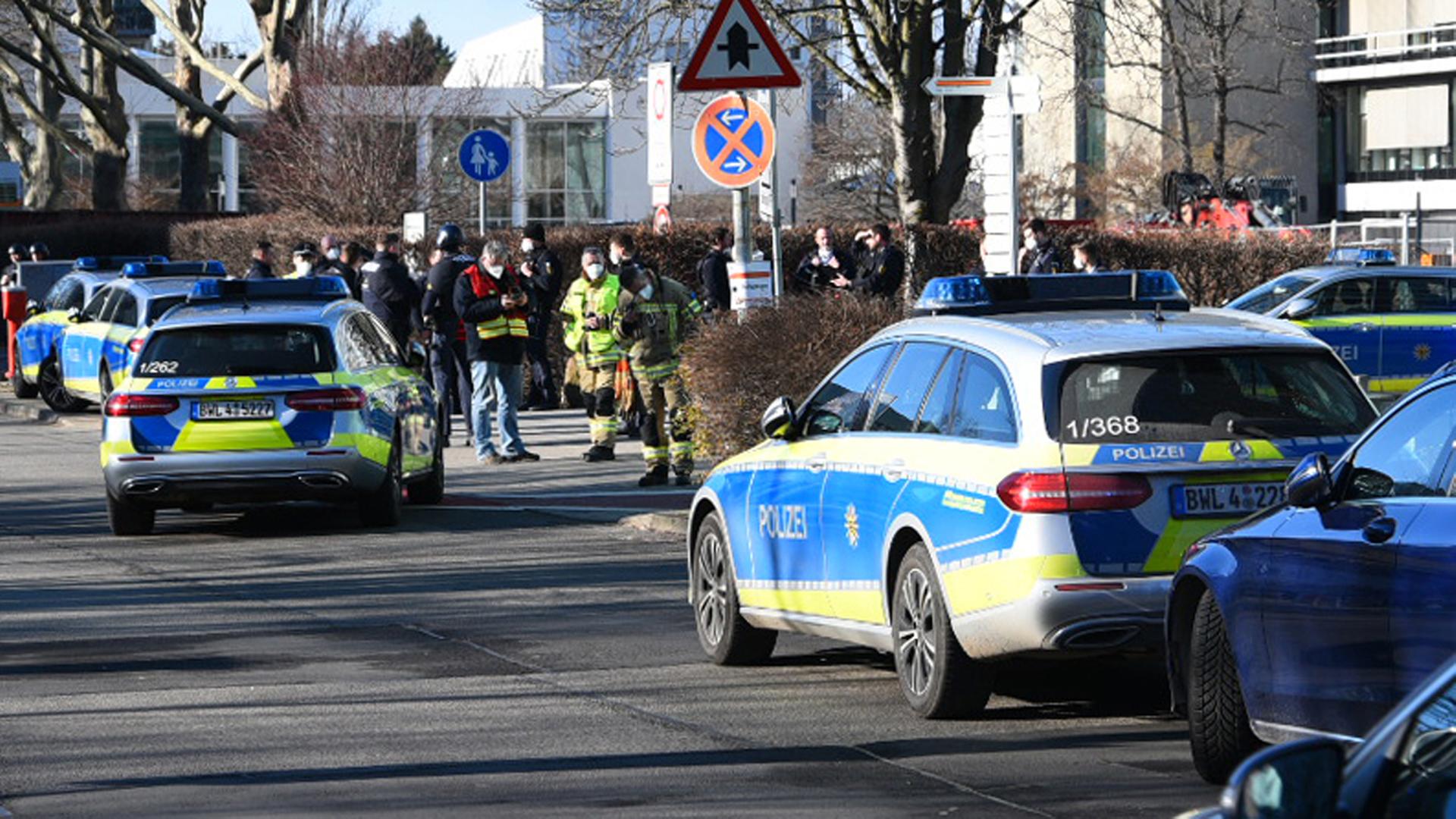Polizei-Wagen stehen auf dem Gelände von der Universität in Heidelberg.