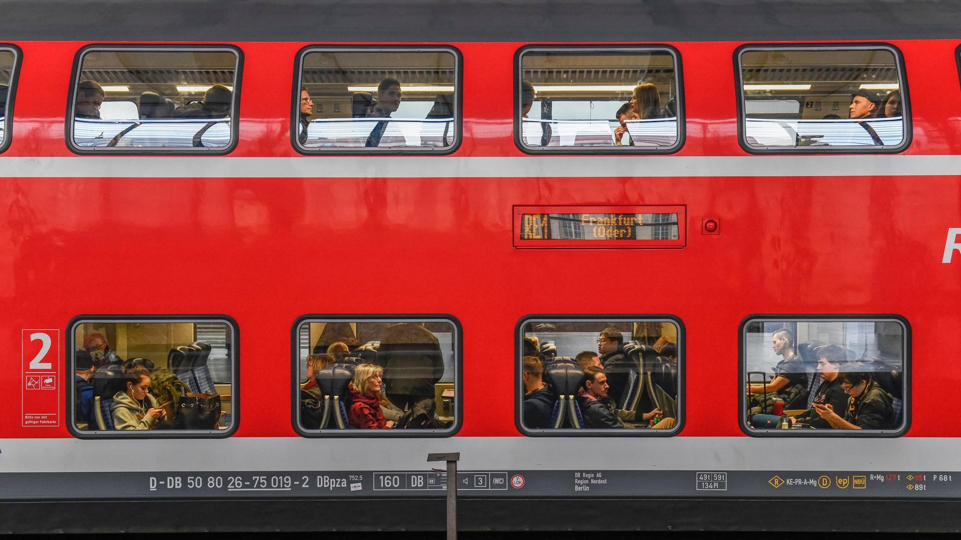 Wagen des Regionalexpress RE 1 nach Frankfurt Oder. Hinter den Scheiben sind die Fahrgäste zu sehen.