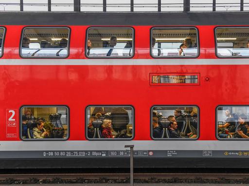 Wagen des Regionalexpress RE 1 nach Frankfurt Oder. Hinter den Scheiben sind die Fahrgäste zu sehen.