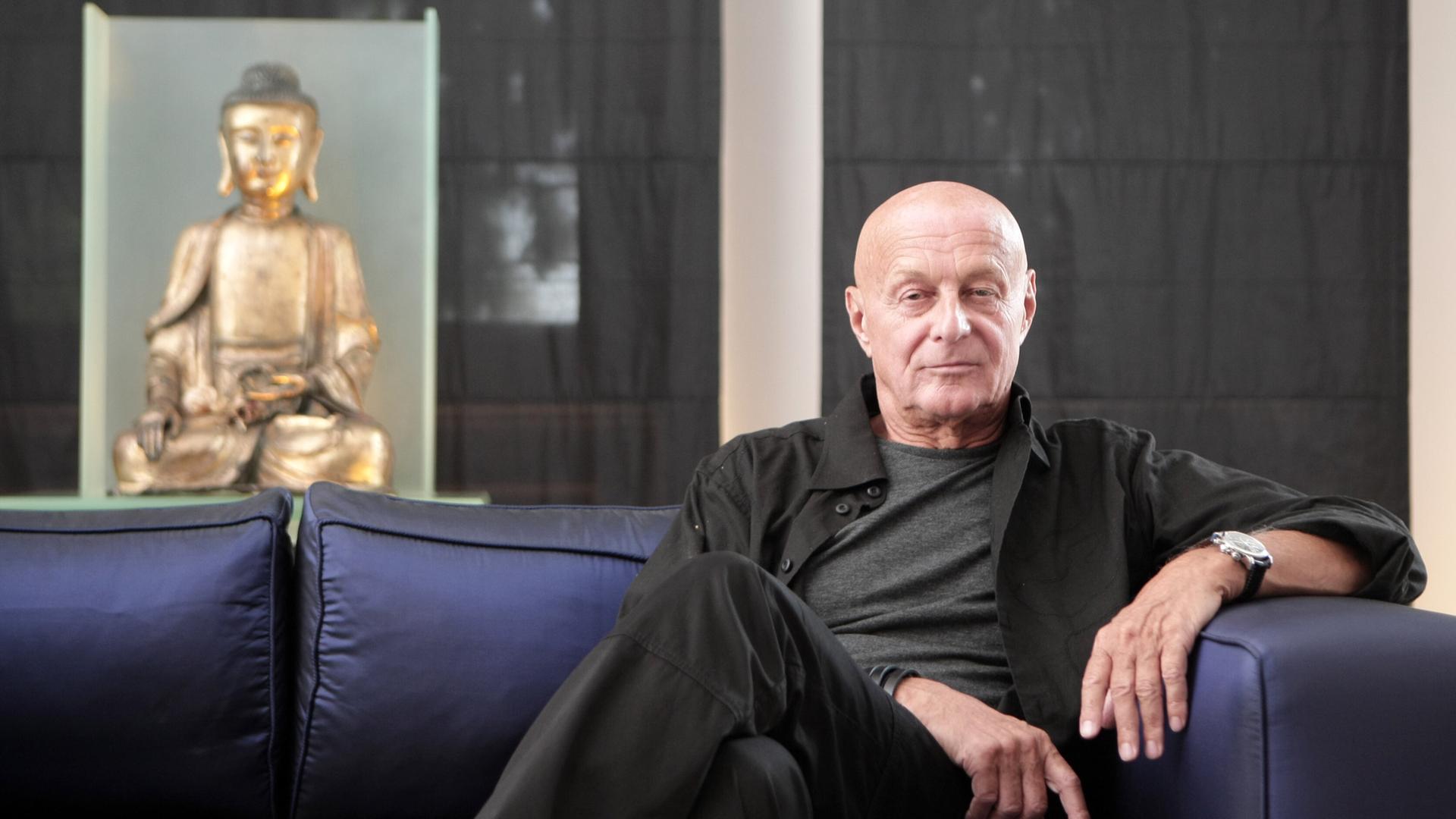 Der Designer Peter Schmidt posiert auf einem Sofa in seiner Wohnung in Hamburg für ein Foto. Der Designer Peter Schmidt posiert auf einem Sofa in seiner Wohnung in Hamburg für ein Foto.