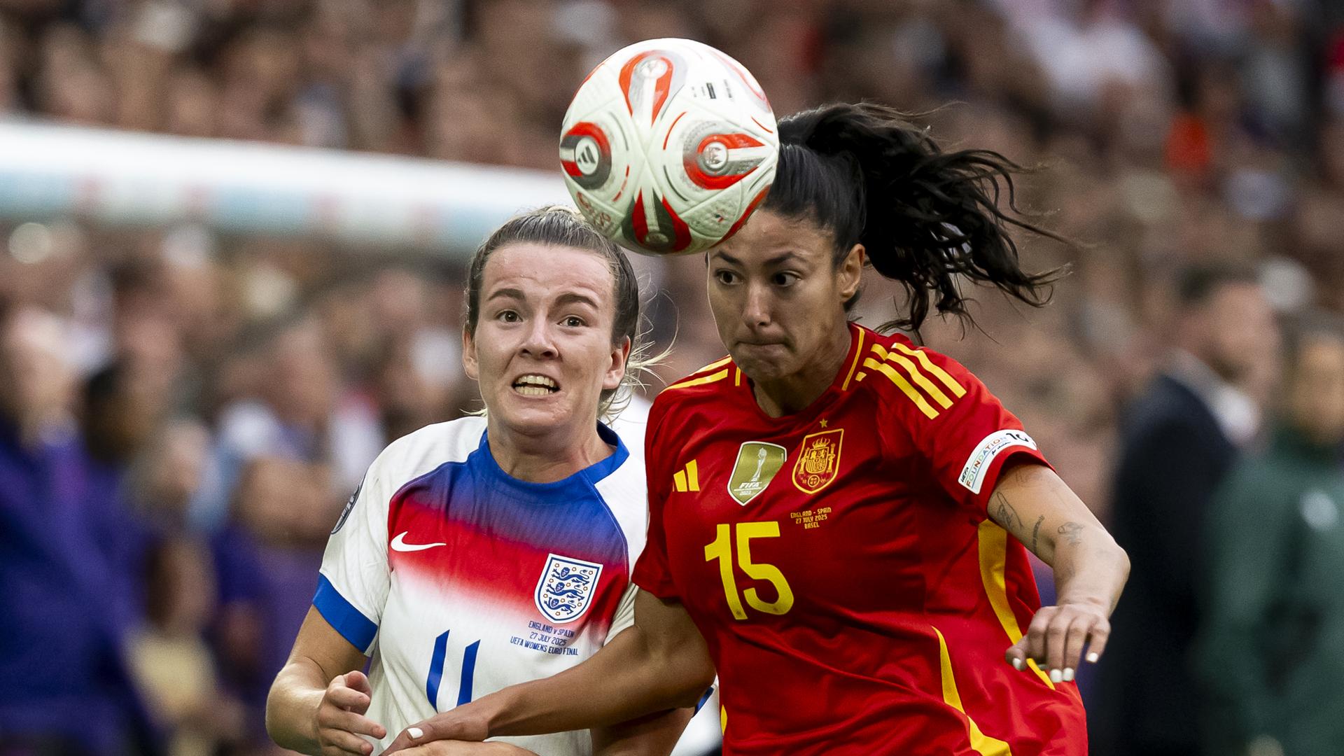 Englands Lauren Hemp kämpft mit Spaniens Leila Ouahabi um den Ball.