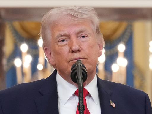 USPresident Donald Trump steht am Rednerpult und spricht in ein Mikrofon. USPresident Donald Trump steht am Rednerpult und spricht in ein Mikrofon.