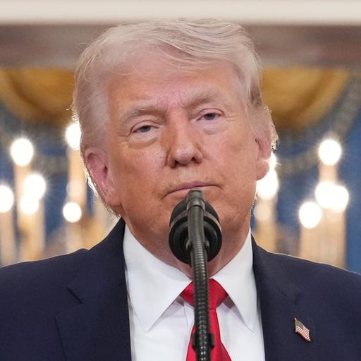 USPresident Donald Trump steht am Rednerpult und spricht in ein Mikrofon.