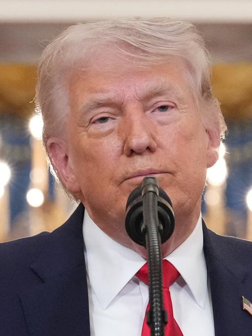 USPresident Donald Trump steht am Rednerpult und spricht in ein Mikrofon. USPresident Donald Trump steht am Rednerpult und spricht in ein Mikrofon.