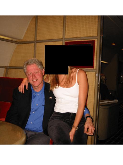 Ex-US-Präsident Bill Clinton mit einer jungen Frau - eine Aufnahme aus den Epstein-Files.