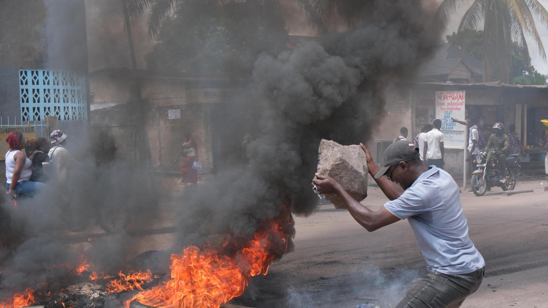 M23-Rebellen zünden Feuer an und blockieren einige Straßen während groß angelegter Proteste in Kinshasa, der Hauptstadt der Demokratischen Republik Kongo.