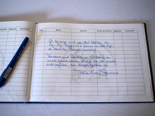 In einem Besuchsbuch des Maji-Maji Museums im Memorial Park von Songea ist eine Widmung. Sie stammt von Bundespräsident Frank-Walter Steinmeier: "Ich verneige mich vor den Helden des Maji-Maji-Krieges und trauere um alle Opfer der deutschen Kolonialherrschaft. ..."