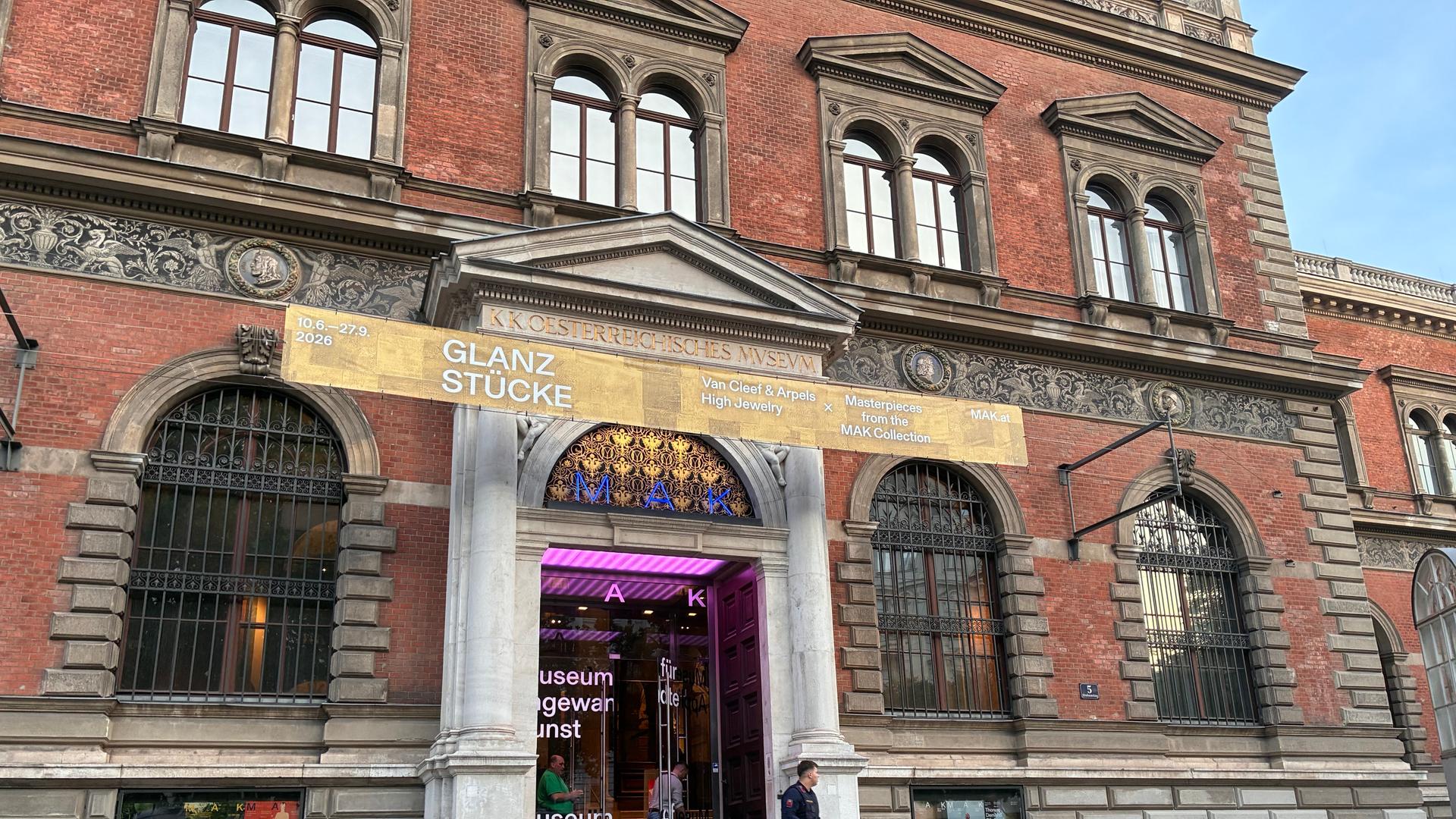 Ein Polizist verlässt das Museum für angewandte Kunst (MAK), wo Diebe in einer Juwelenausstellung zuschlugen. Ein Polizist verlässt das Museum für angewandte Kunst (MAK), wo Diebe in einer Juwelenausstellung zuschlugen.