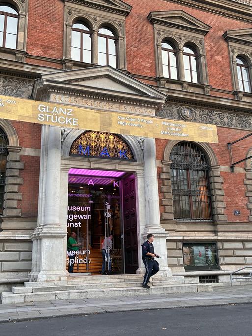Ein Polizist verlässt das Museum für angewandte Kunst (MAK), wo Diebe in einer Juwelenausstellung zuschlugen. Ein Polizist verlässt das Museum für angewandte Kunst (MAK), wo Diebe in einer Juwelenausstellung zuschlugen.