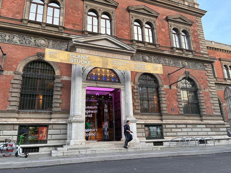 Ein Polizist verlässt das Museum für angewandte Kunst (MAK), wo Diebe in einer Juwelenausstellung zuschlugen. Ein Polizist verlässt das Museum für angewandte Kunst (MAK), wo Diebe in einer Juwelenausstellung zuschlugen.