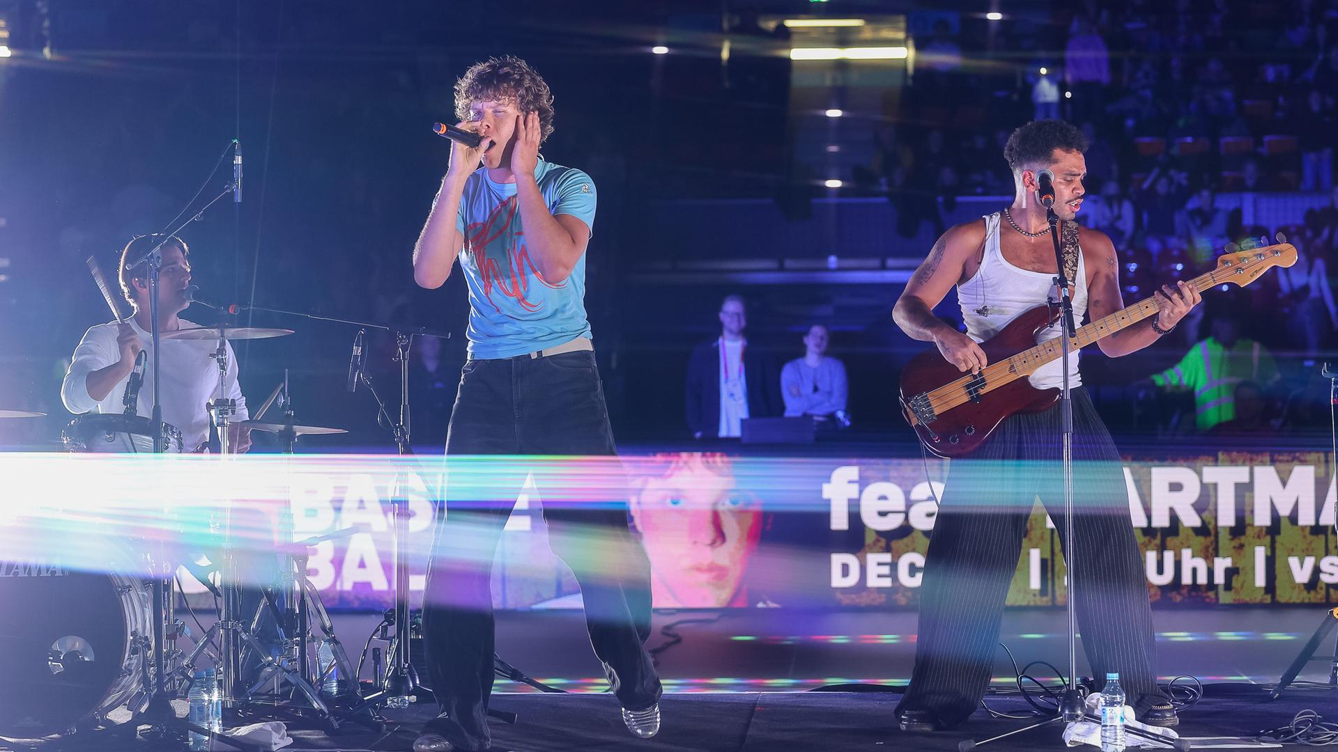 Zartmann (Sänger) und Band bei Music meets Basketball im BMW Park nach dem Spiel
