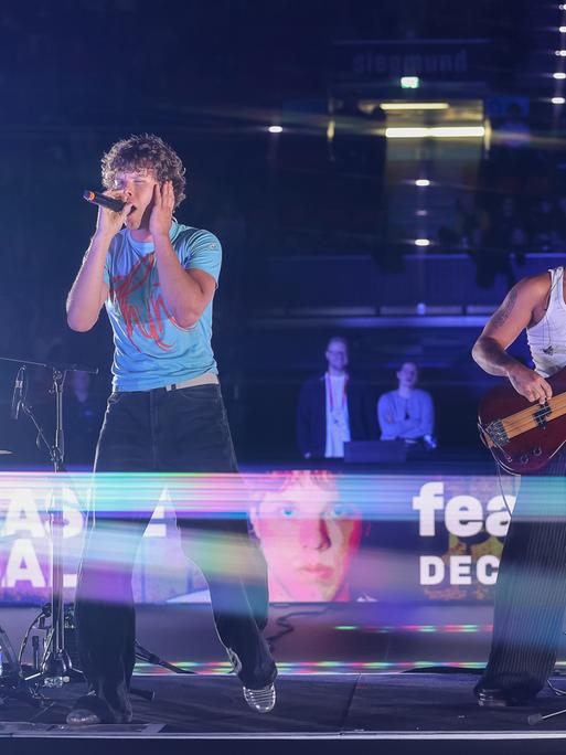 Zartmann (Sänger) und Band bei Music meets Basketball im BMW Park nach dem Spiel