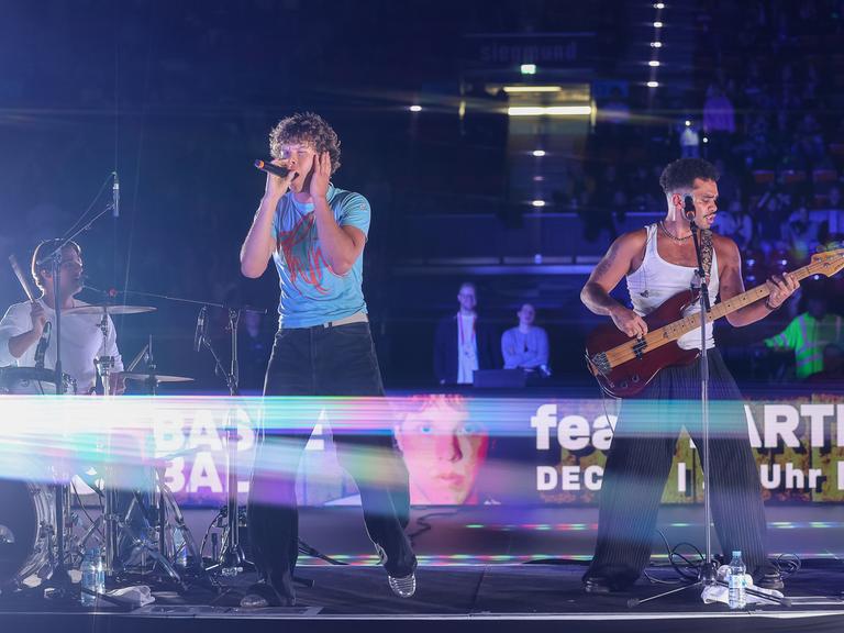 Zartmann (Sänger) und Band bei Music meets Basketball im BMW Park nach dem Spiel