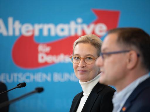 Alice Weidel, Fraktionsvorsitzende der AfD, steht neben Tino Chrupalla, AfD-Bundesvorsitzender und Fraktionsvorsitzender der AfD, bei einem Pressestatement vor der Fraktionssitzung der AfD im Bundestag.