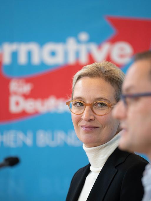 Alice Weidel, Fraktionsvorsitzende der AfD, steht neben Tino Chrupalla, AfD-Bundesvorsitzender und Fraktionsvorsitzender der AfD, bei einem Pressestatement vor der Fraktionssitzung der AfD im Bundestag.