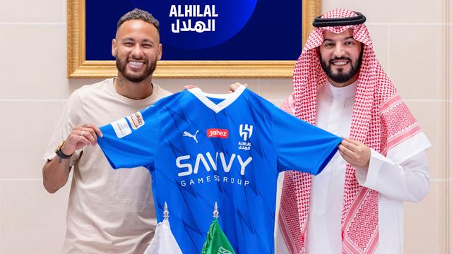 Dieses vom Al Hilal Club Media Center zur Verfügung gestellte Foto zeigt Neymar (l) mit einem Al-Hilal-Trikot, nachdem er im Beisein von Fahad Bin Saad Bin Nafel, Vorstandsvorsitzender von Al-Hilal, einen Vertrag unterschrieben hat.