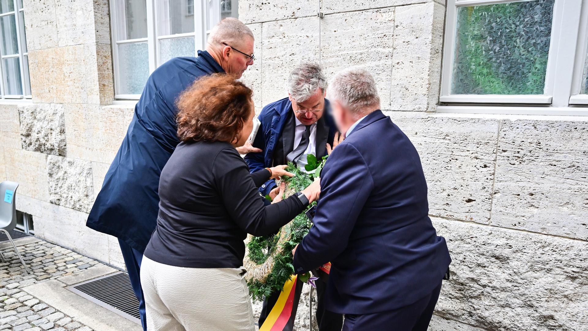 Tobias Korenke (2.v.r), Großneffe von Dietrich und Klaus Bonhoeffer und Enkel von Rüdiger Schleicher, zerstört während einer Gedenkveranstaltung im Ehrenhof des Bendlerblocks den Kranz der AfD. Tobias Korenke (2.v.r), Großneffe von Dietrich und Klaus Bonhoeffer und Enkel von Rüdiger Schleicher, zerstört während einer Gedenkveranstaltung im Ehrenhof des Bendlerblocks den Kranz der AfD.