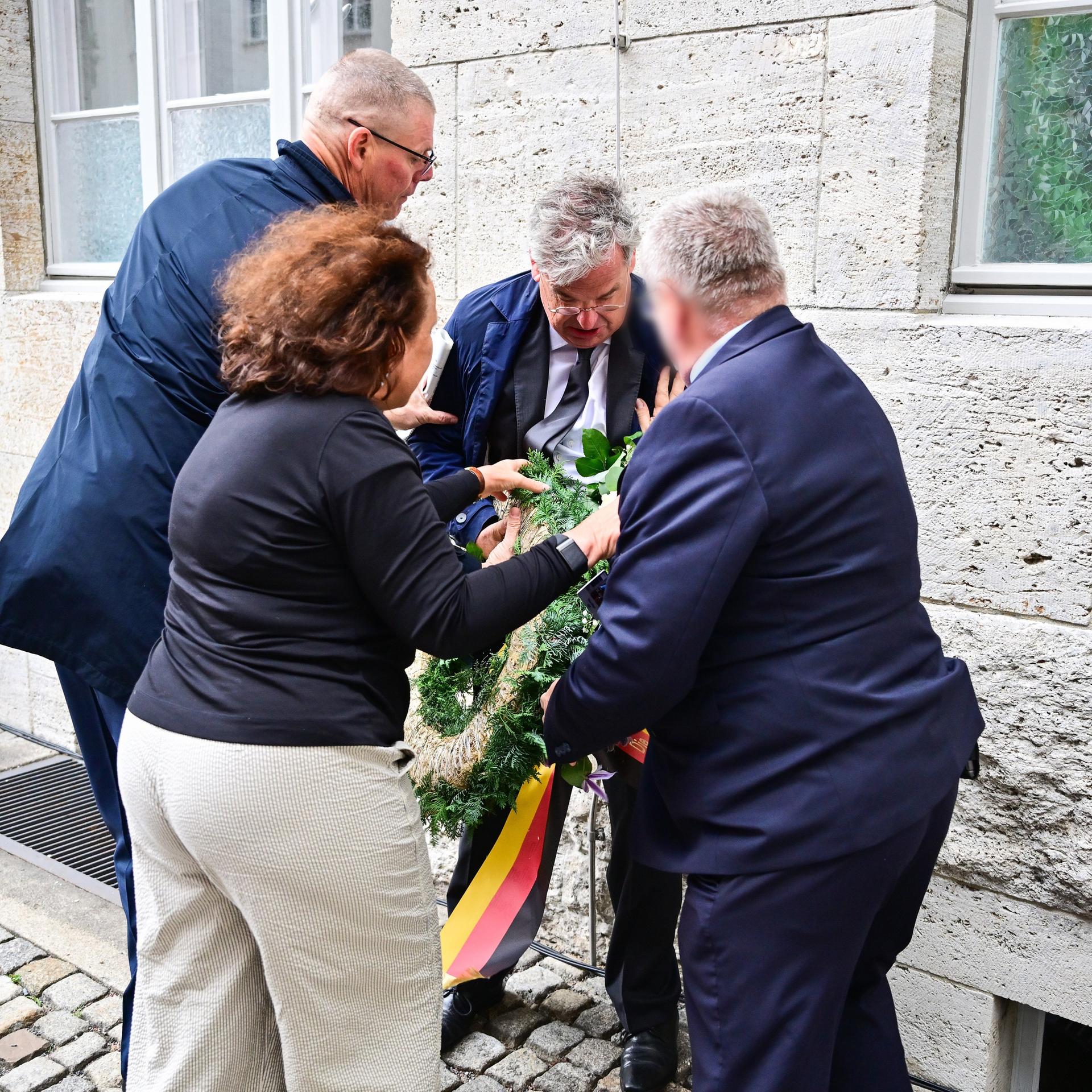 Tobias Korenke (2.v.r), Großneffe von Dietrich und Klaus Bonhoeffer und Enkel von Rüdiger Schleicher, zerstört während einer Gedenkveranstaltung im Ehrenhof des Bendlerblocks den Kranz der AfD.