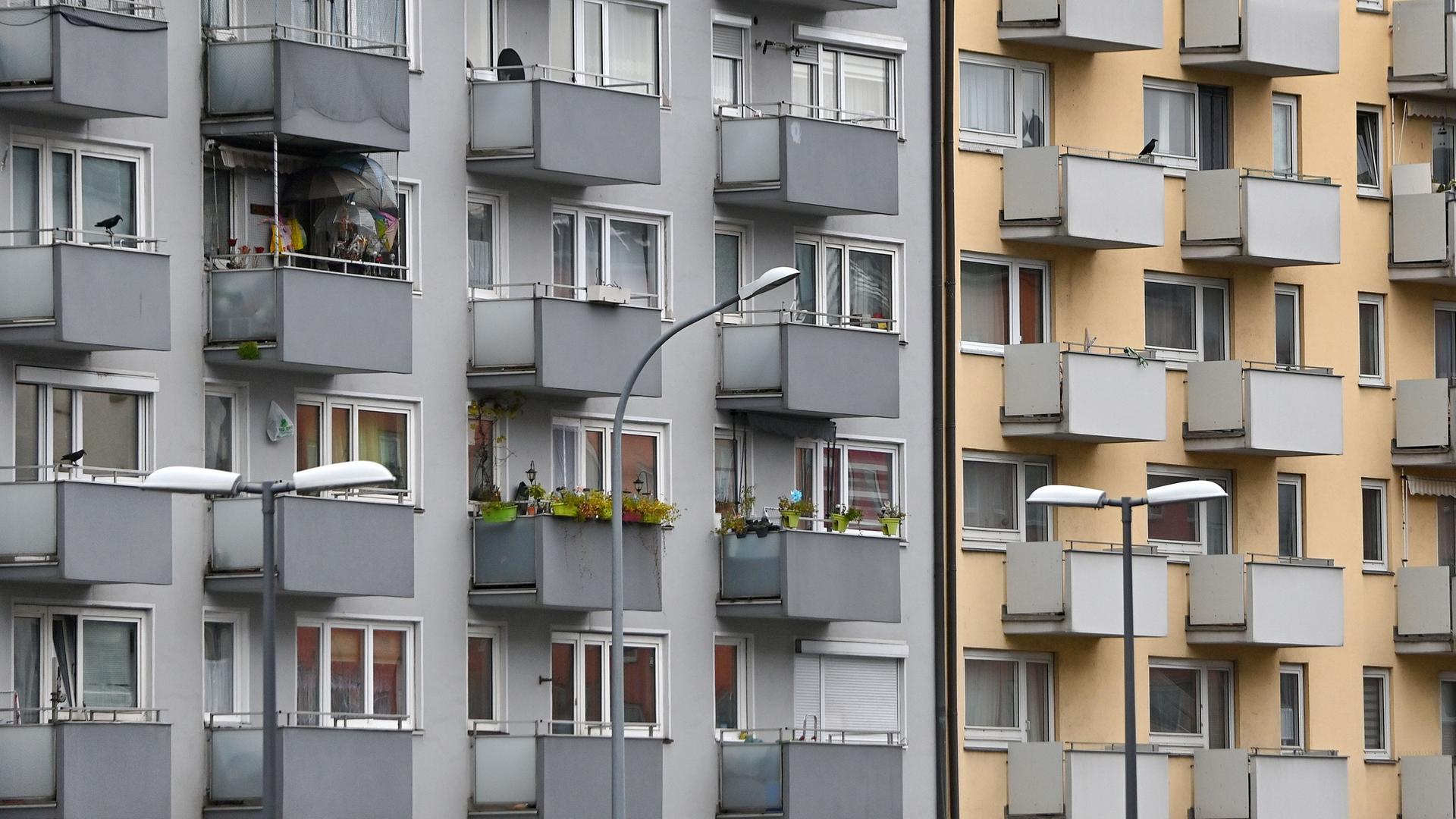 Außenfassaden von Mietwohnungen mit Balkon in München 