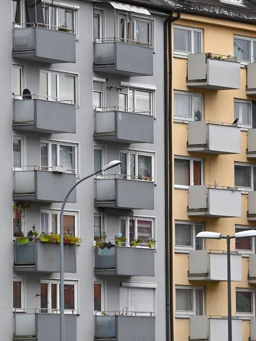 Außenfassaden von Mietwohnungen mit Balkon in München 