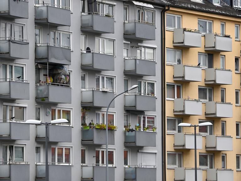 Außenfassaden von Mietwohnungen mit Balkon in München 