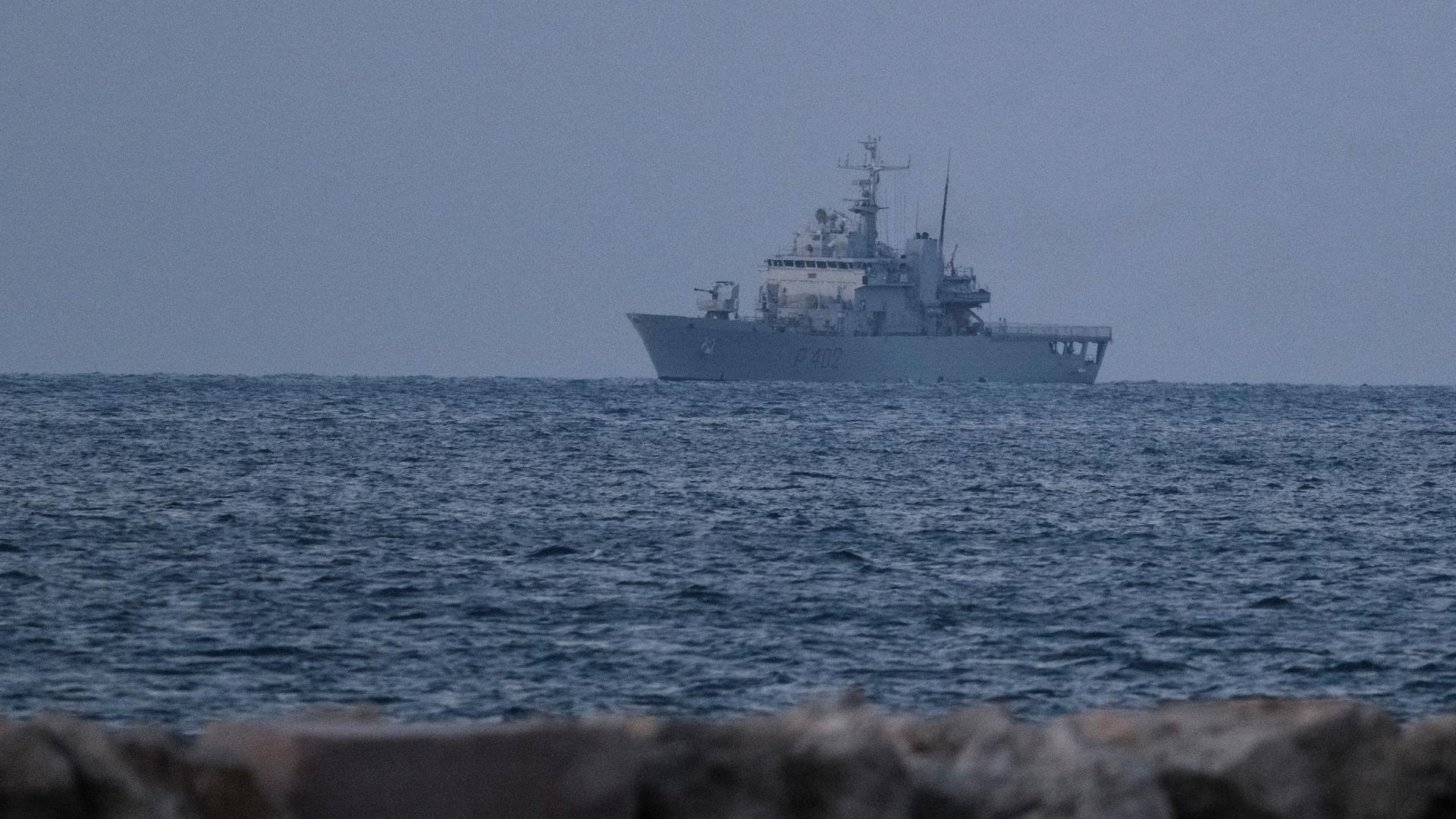 Ein großes Schiff aus Italien schwimmt auf dem Meer.