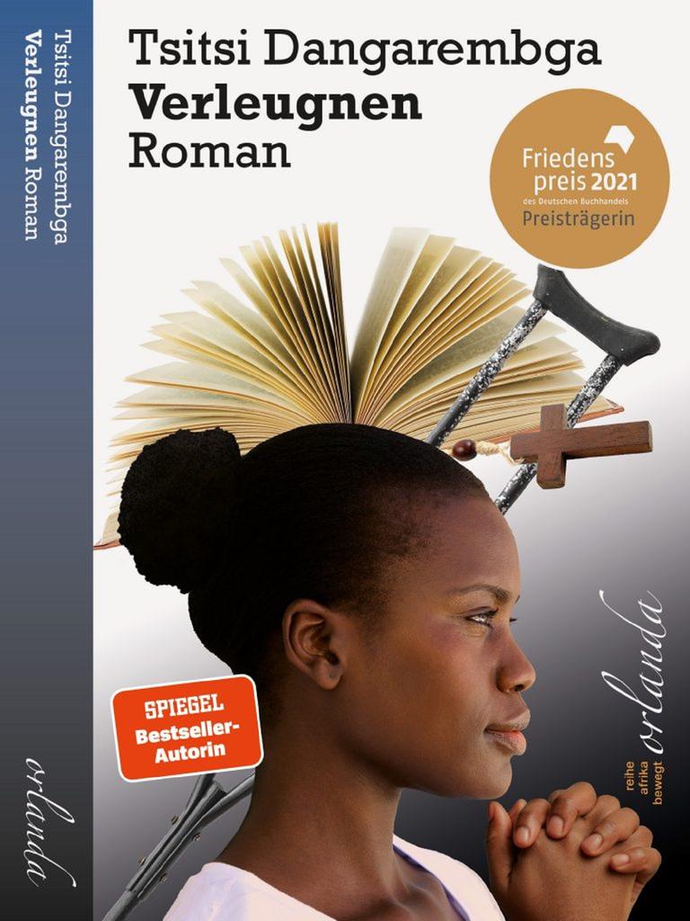 Cover des Romans "Verleugnen" von Tsitsi Dangarembga. Dort ist eine junge schwarze Frau mit hochgebundenen Haaren in Seitenansicht zu sehen. Cover des Romans "Verleugnen" von Tsitsi Dangarembga. Dort ist eine junge schwarze Frau mit hochgebundenen Haaren in Seitenansicht zu sehen.