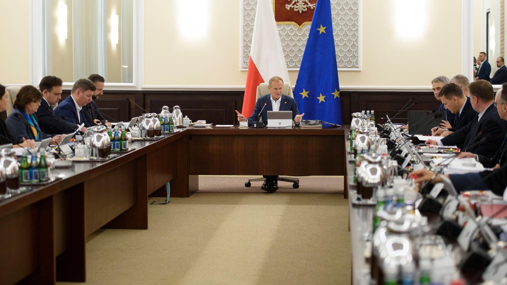 Polens Premierminister Tusk berät mit seinen Mitgliedern im Kabinett.