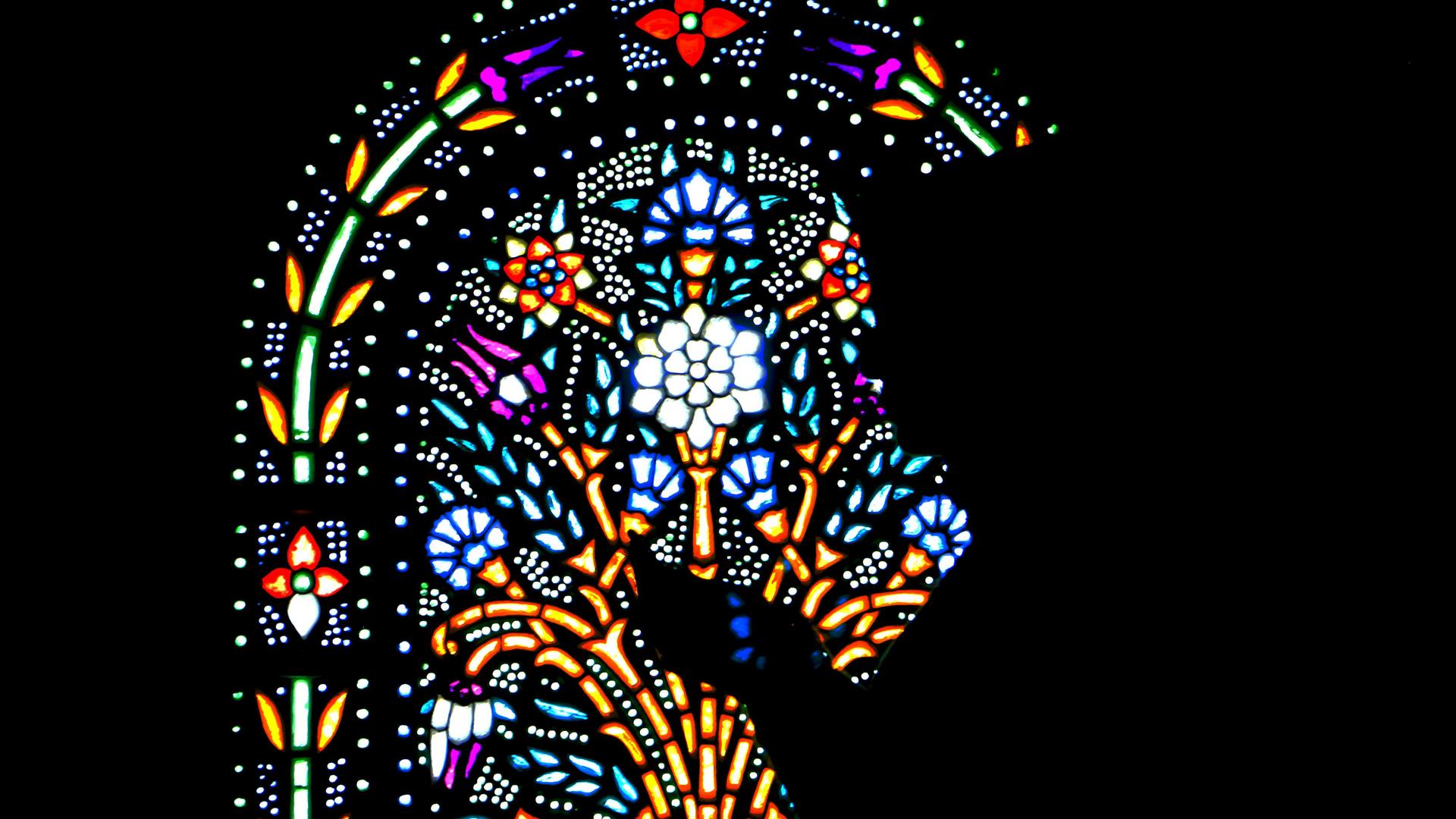 Vor einem leuchtend strahlendem Kirchenfenster zeichnen sich die Umrisse einer dankenden Frau ab.