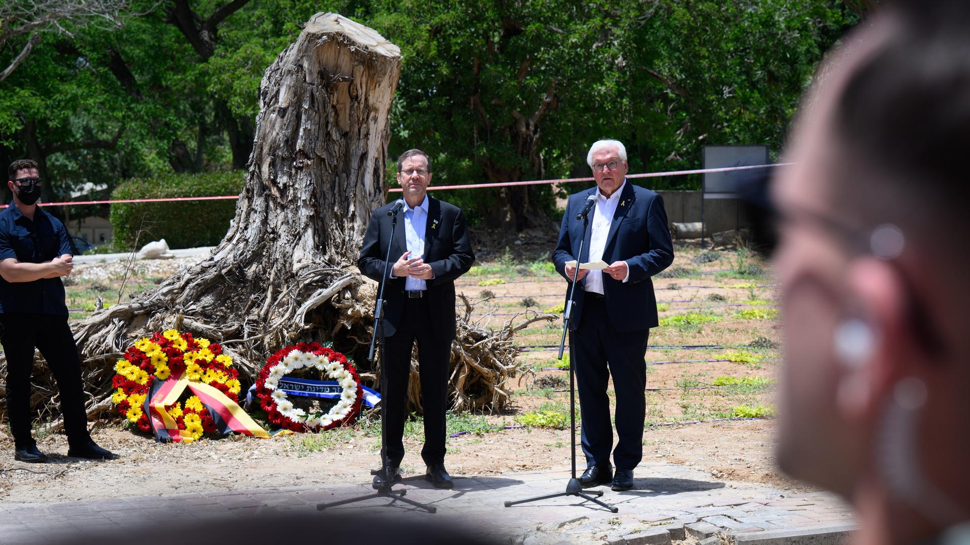Bundespräsident Frank-Walter Steinmeier und Izchak Herzog, Präsident von Israel, besuchen gemeinsam mit ihren Frauen den Kibbuz Beeri im Grenzgebiet zum Gaza-Streifen im Süden Israels und gedenken dort den Opfern des 7. Oktober 2023. Bundespräsident Frank-Walter Steinmeier und Izchak Herzog, Präsident von Israel, besuchen gemeinsam mit ihren Frauen den Kibbuz Beeri im Grenzgebiet zum Gaza-Streifen im Süden Israels und gedenken dort den Opfern des 7. Oktober 2023.