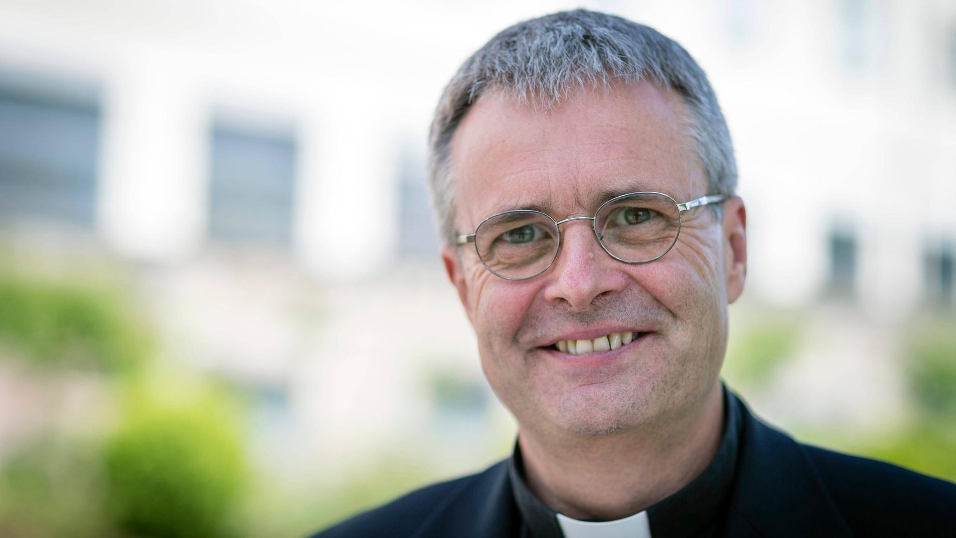 Priesterseminar Limburg, Hessen: Generalvikar Wolfgang Rösch lächelt in die Kamera.