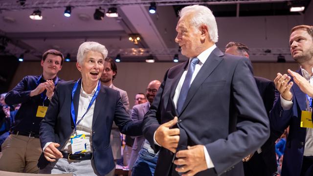 Marie-Agnes Strack-Zimmermann gratuliert Wolfgang Kubicki.