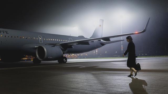 Aussenministerin Annalena Baerbock steigt in ein Regierungsflugzeug ein.