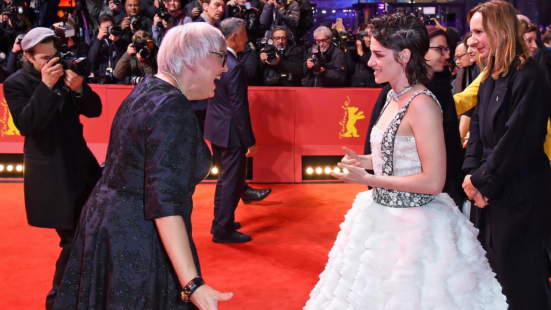 Claudia Roth (l.) spricht Berlinale-Jury-Präsidentin Kristen Stewart auf dem Roten Teppich sehr freudig an. 