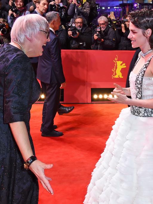 Claudia Roth (l.) spricht Berlinale-Jury-Präsidentin Kristen Stewart auf dem Roten Teppich sehr freudig an. 