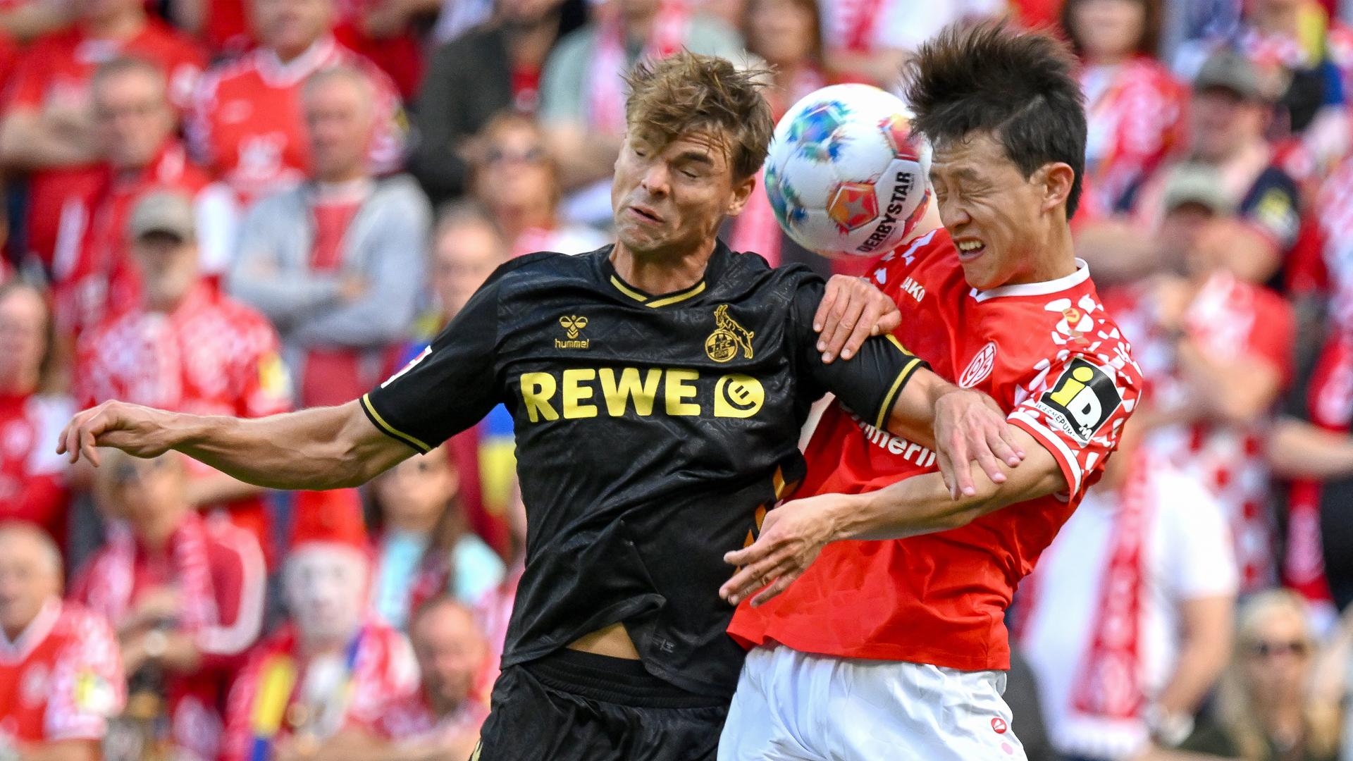 Jae-sung Lee, rechts, vom 1. FSV Mainz 05 und Joël Schmied vom 1. FC Köln, kämpfen um den Ball.