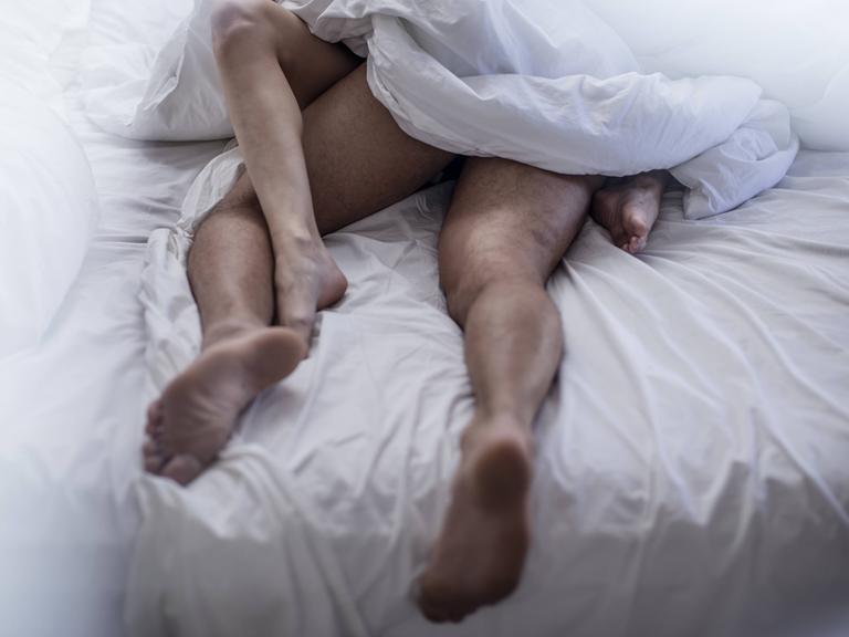 Legs of couple having sex in bed model released Symbolfoto property released PUBLICATIONxINxGERxSUIx Legs of couple having sex in bed model released Symbolfoto property released PUBLICATIONxINxGERxSUIx