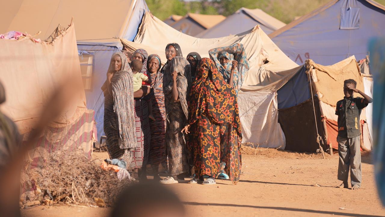 Eine Menschenmenge im Flüchtlingslager Goz al-Haj. Die Zivilisten, die vor dem Bürgerkrieg im Sudan fliehen berichten von Misshandlungen durch die Schnellen Eingreiftruppen (RSF).