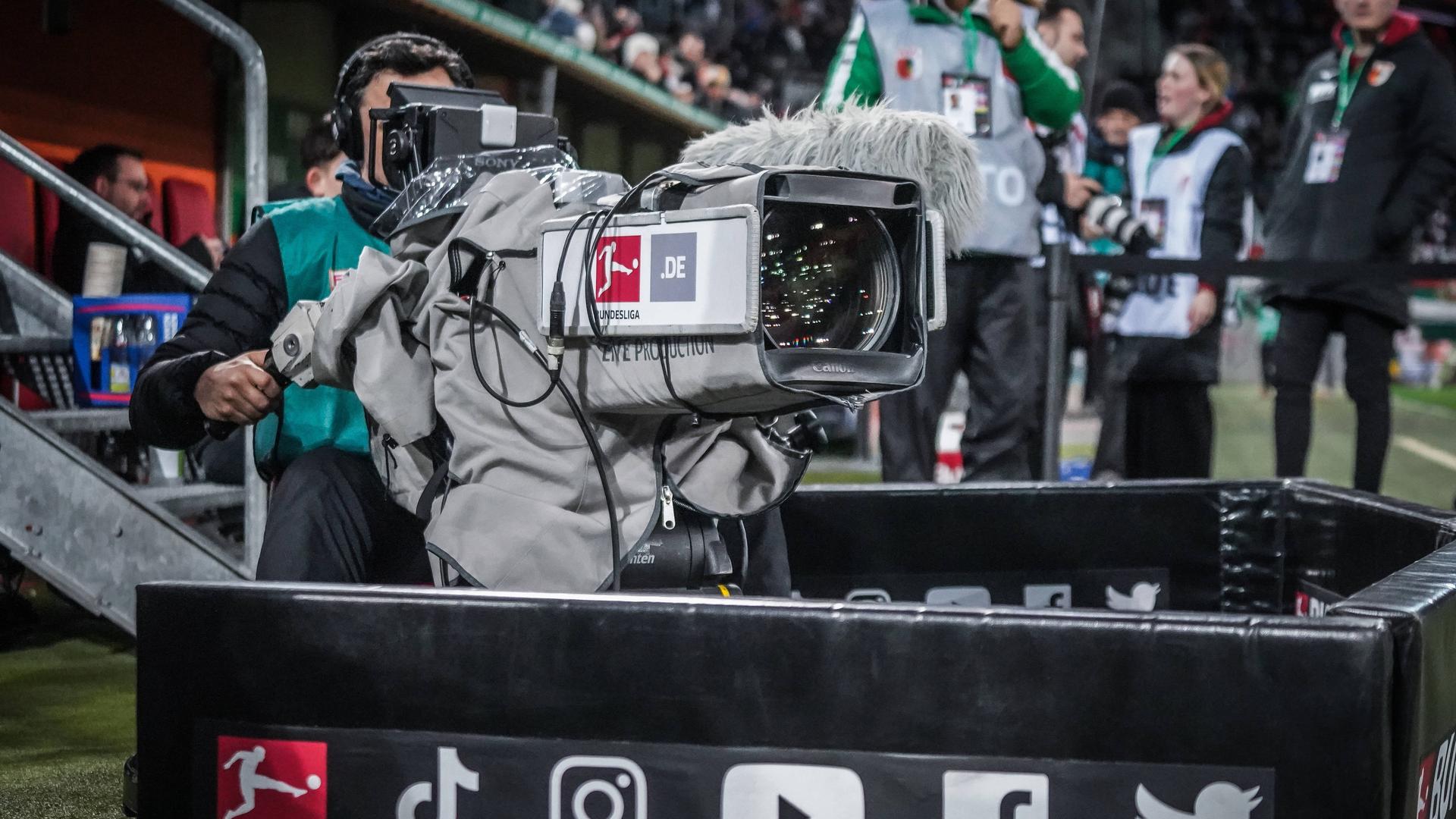 Kameramann der Deutschen Fußball-Liga filmt ein Spiel der Bundesliga