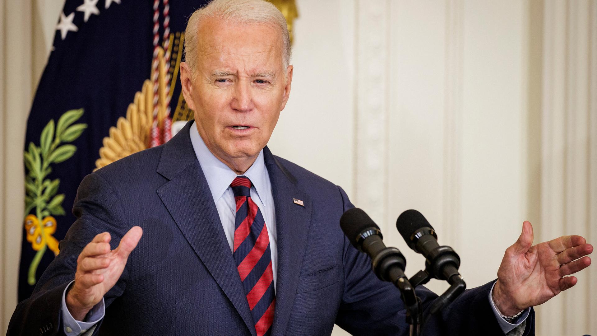 US-Präsident Joe Biden spricht im Weißen Haus bei einer Pressekonferenz. 