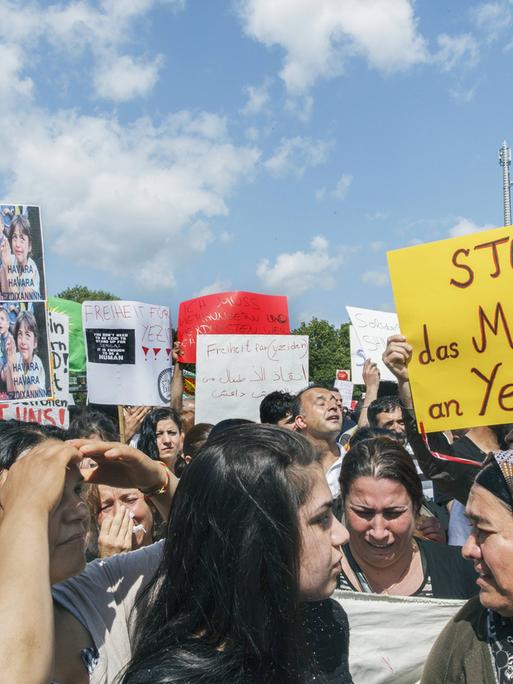 Rund 6.000 Jesiden haben am Samstag (09.08.2014) in Bielefeld nach Polizeiangaben gegen die Verfolgung im Irak durch islamistische Milizen demonstriert. 