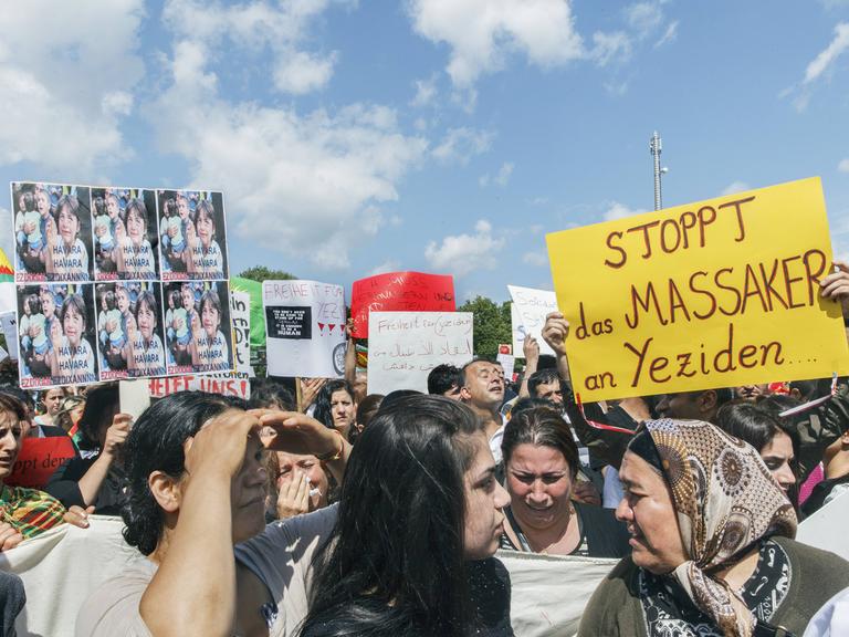 Rund 6.000 Jesiden haben am Samstag (09.08.2014) in Bielefeld nach Polizeiangaben gegen die Verfolgung im Irak durch islamistische Milizen demonstriert. 