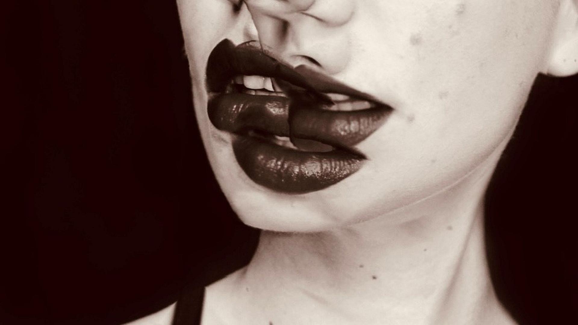 Eine Collage zeigt den Mund einer jungen Frau gleich dreifach im Gesicht.
