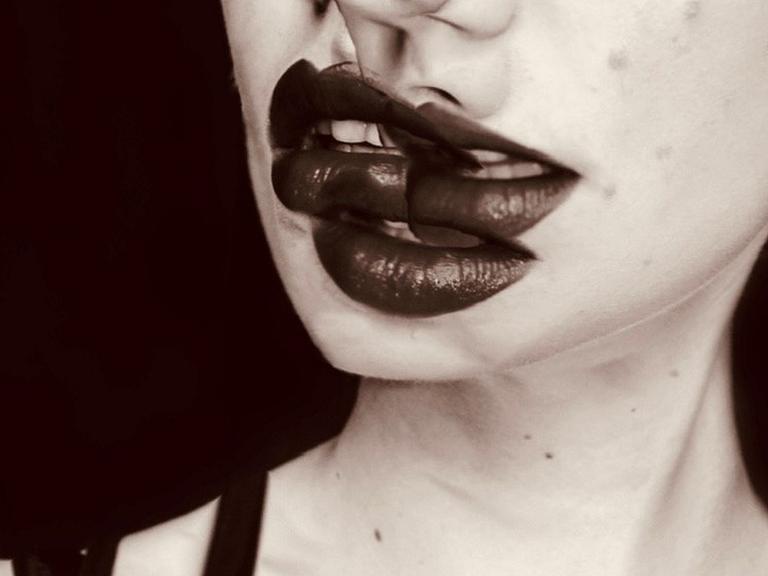 Eine Collage zeigt den Mund einer jungen Frau gleich dreifach im Gesicht.
